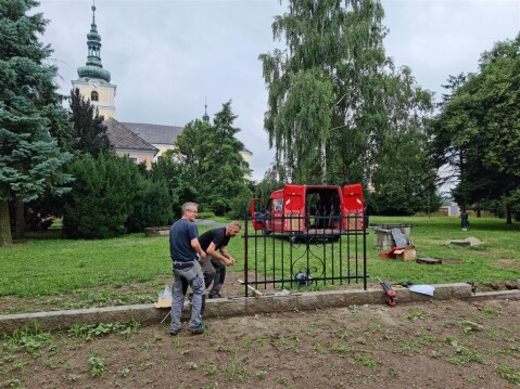 Pracovníci firmy LOLA Nováček začali v pondělí 12. července s instalací nového zámeckého plotu