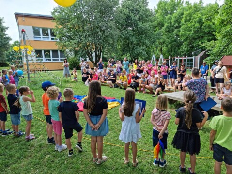 1 Tradiční vystoupení dětí loučících se s docházkou do mateřské školy...