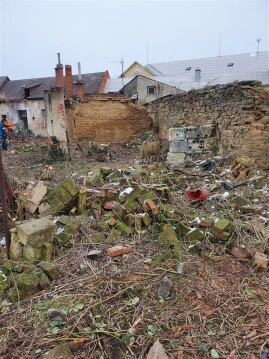 Úklid v nemovitosti, na dvoře a zahradě v rodinném domě č. p. 19 v ulici Na Kříbě, který obec získala do svého vlastnictví v roce 2019