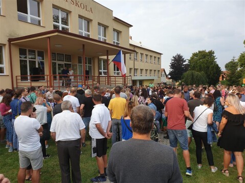 Zahájení nového školního roku provází vždy živý zájem rodičů...