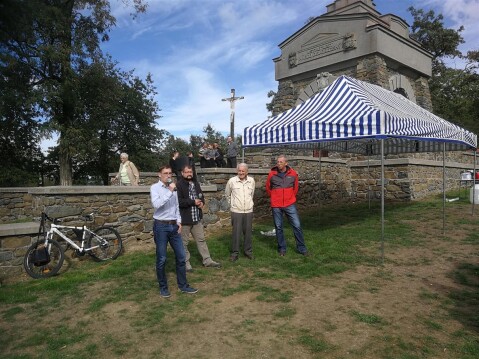 A tady se již řeční. U mikrofonu se činí náměstek olomouckého primátora Filip Žáček. Po jeho boku pánové Jakub Vrána, Milan Tichák a Martin Tesařík.