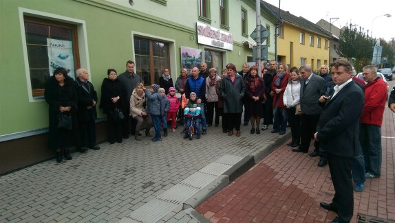 Na odhalení pamětní desky bylo zvědavo několik desítek místních i přespolních návštěvníků.