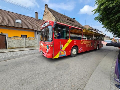 Atraktivní hasičský autobus na sebe poutal pozornost svou veselostí