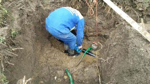 Havárii způsobila prasklina, která nevznikla žádnou stavební či jinou činností, ale zřejmě únavou materiálu, který zde byl položen na počátku 80. let minulého století