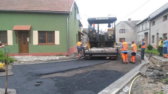 V pátek 1. srpna zahájili pracovníci SKANSKY asfaltování ulice Na Zabrání ve Vsisku. V pondělí 4. srpna položí vrchní vrstvu a místní občané budou moci jezdit po zbrusu nové komunikaci