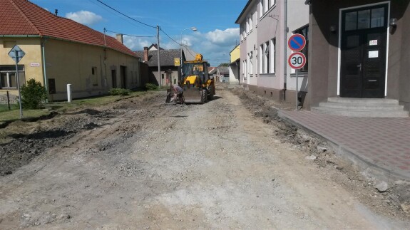 Rekonstrukce komunikace a chodníků v ulici Na Zabrání ve Vsisku začala 2. června 2014