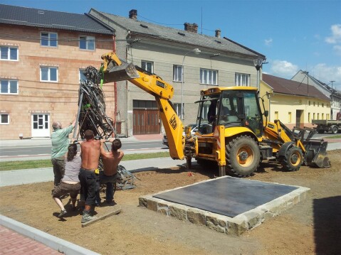 Umístění sochy na její místo byl poněkud složitější proces