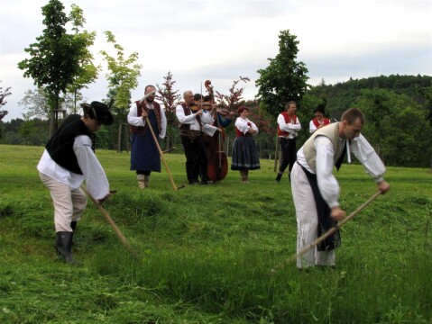 Hrajeme, zpíváme a sečeme