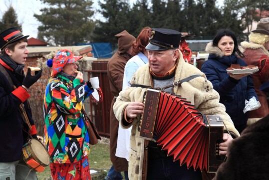 Maškary a zpěv - to k akci spolu nemyslitelně patří