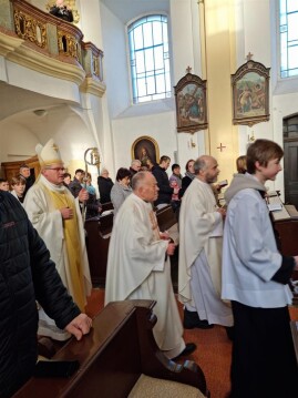 Otec Václav přichází v doprovodu otce biskupa Josefa Nuzíka a otce Josefa Matrase z Bystrého u Poličky