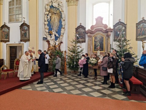 Za věřící hovořil k otci Václavovi starosta obce Petr Hanuška