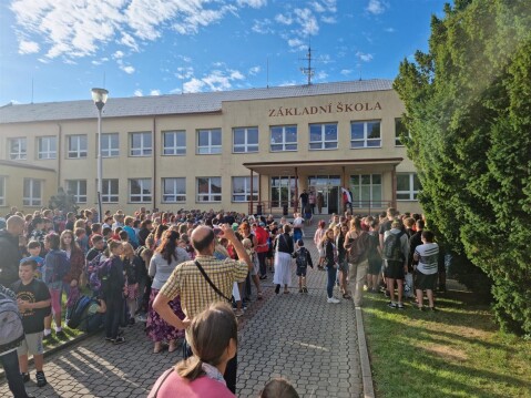 Před budovou 2. stupně ZŠ Milady Petřkové se shromáždili nejen děti, ale i jejich rodiče