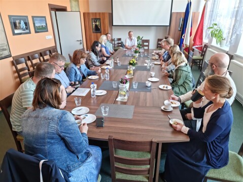 Je sobota 14. května 2022 - setkání Týnců v Hrochově Týnci začíná na zdejším městském úřadě - dorazili zástupci sedmi Týnců z České republiky