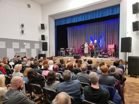 19.02 Paní místostarosta Denk předávám zástupkyním organizace ZE-TMY dar 60 tisíc korun coby výdělek z letošního masopustu