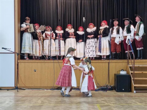 A torzo Sedmikrásek nelenilo a tančilo pod pódiem...