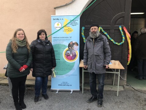 Pan moderátor Stanislav Denk představuje host z organizace Ze tmy